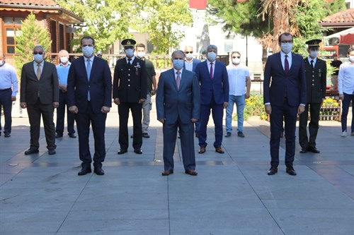 Zafer Bayramı Dolayısıyla Çelenk Sunma Töreni Düzenlendi